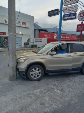 Muere conductor tras impactar vehículo en Monterrey