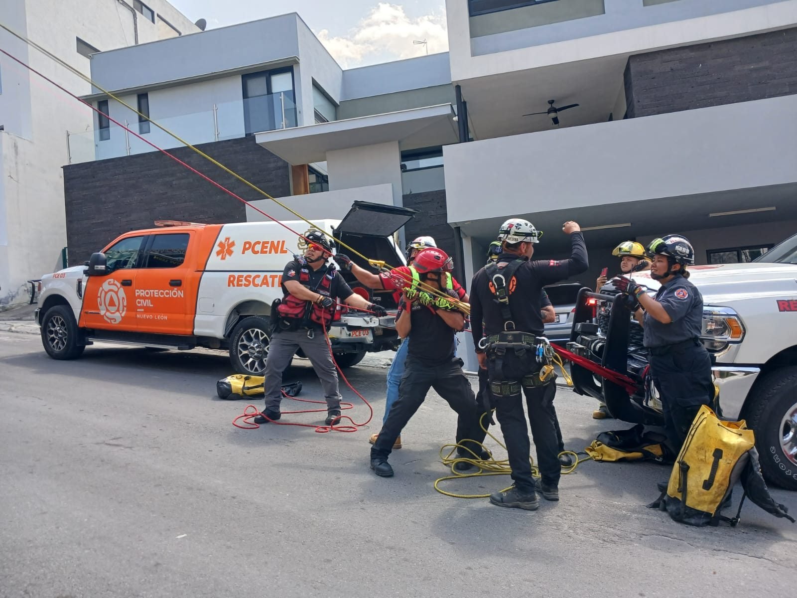 Hombre se lesiona tras caer en tanque de agua en San Pedro