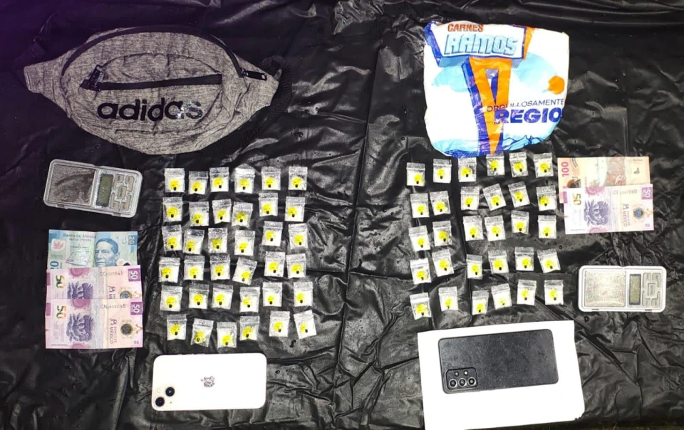 Detienen a dos jóvenes con droga en Monterrey