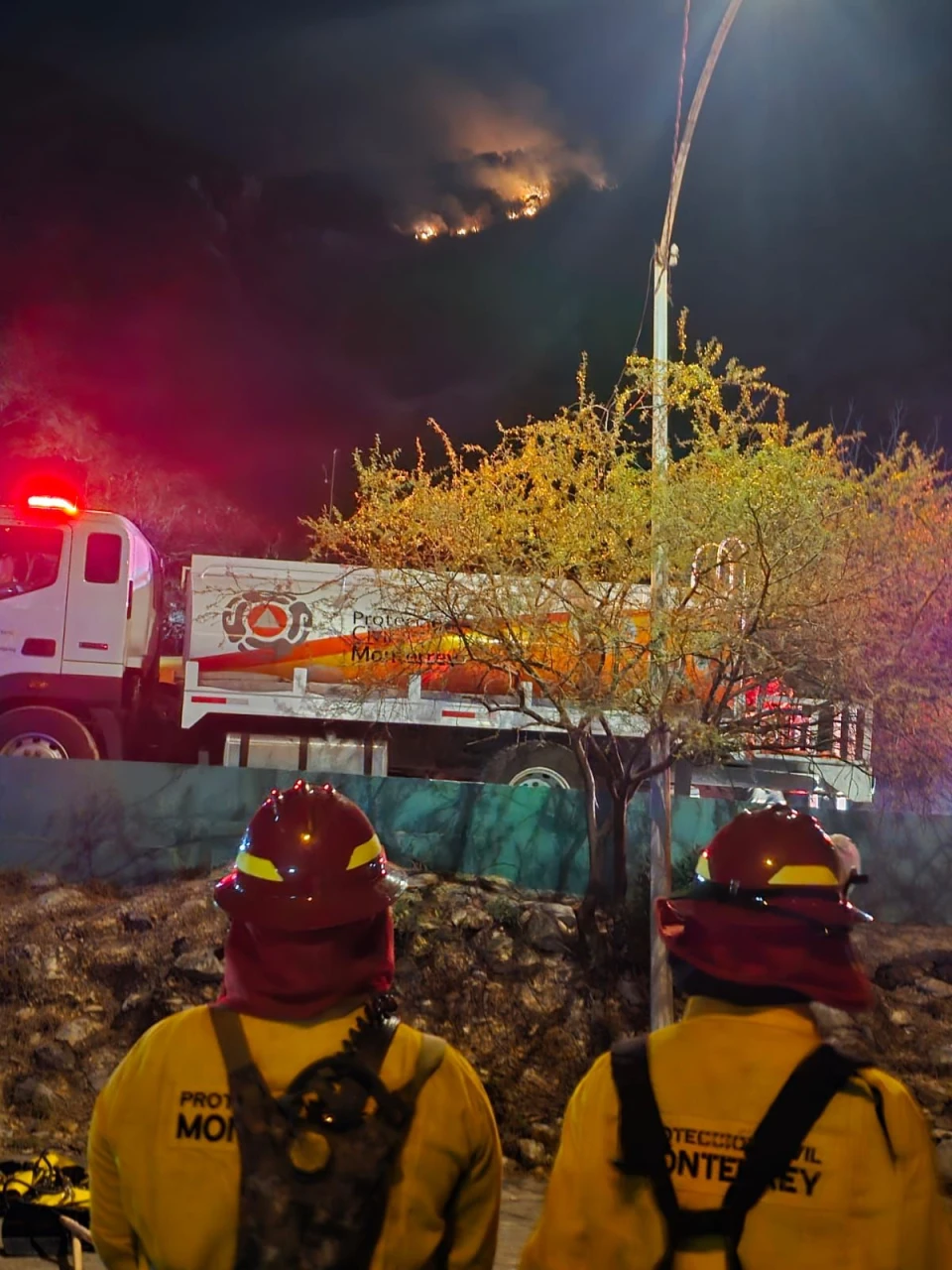 Reanudan combate de incendio forestal en el Cerro del Topo Chico