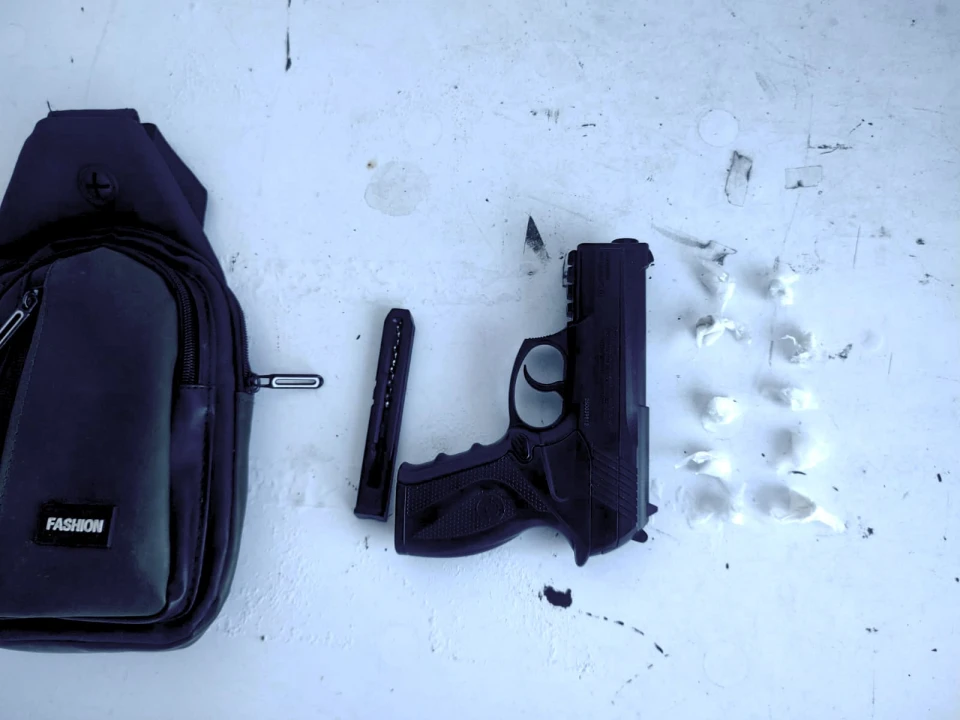 Detienen a hombre con droga y arma réplica en Guadalupe