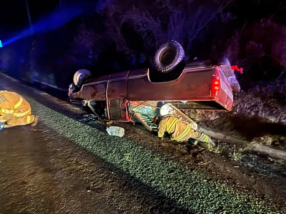 Conductor lesionado tras chocar contra poste en Monterrey - Ciudad de Noche