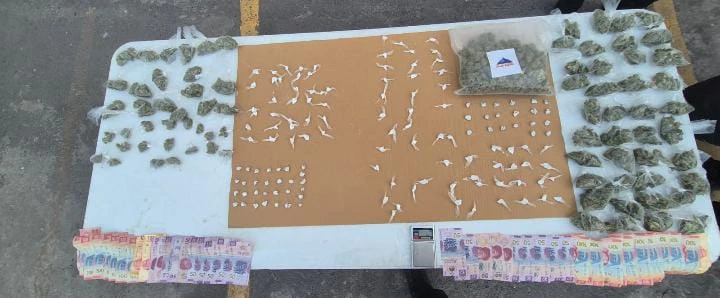 Detienen a dos hombres con 211 dosis de droga en el centro de Monterrey