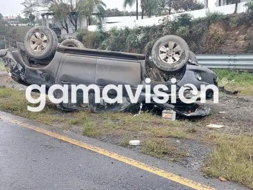 Conductor vuelca camioneta en Allende y resulta lesionado