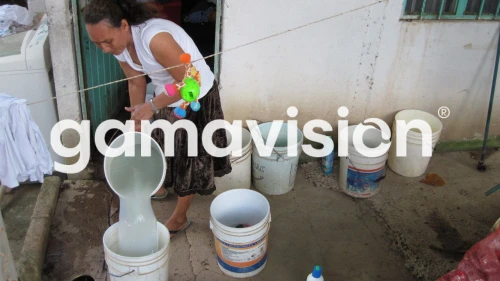 Sufren vecinos por cortes de agua