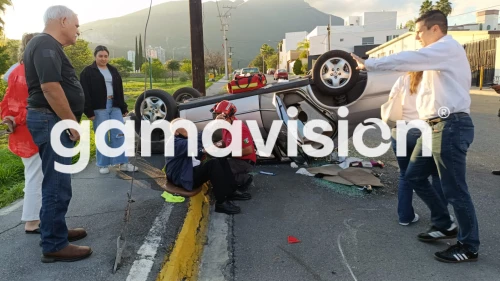 Conductor pierde el control y vuelca su vehículo en Monterrey