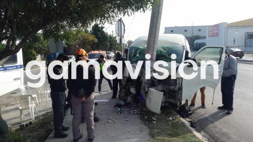 Transporte de personal se impacta contra poste y deja a 9 lesionados en ...