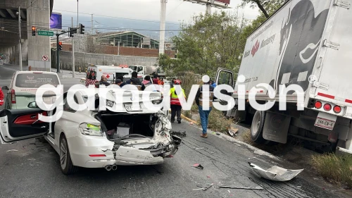 Conductor se queda sin frenos y choca a cuatro vehículos en Monterrey
