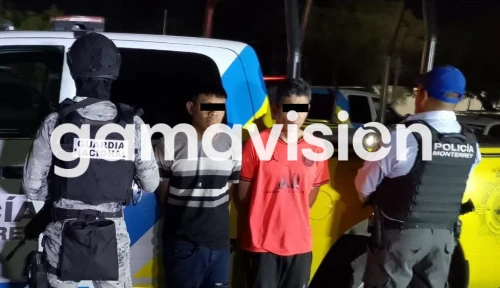 Detienen a dos hombres por robo en el centro de Monterrey