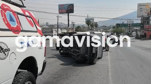 Conductor se vuelca al perder el control de su vehículo en Monterrey
