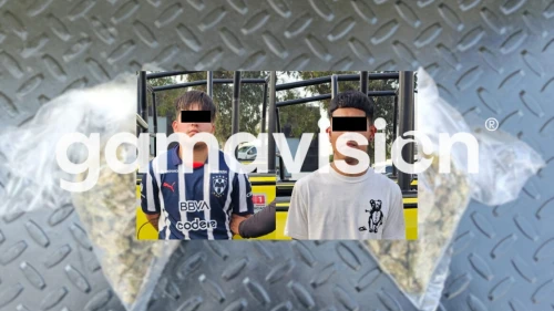 Detienen a dos jóvenes armados con droga en Monterrey