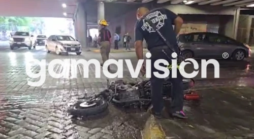 Motociclista lesionado tras impactarse con automóvil en Monterrey
