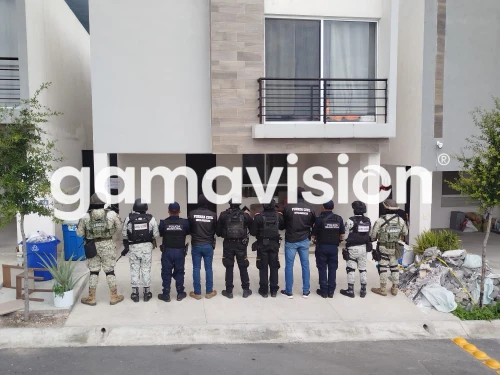 Detienen a dos hombres y decomisan droga tras cateo en Escobedo