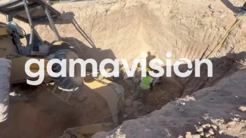 Hombre pierde control de retroexcavadora y cae en zanja en Coahuila