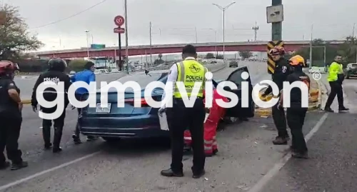 Auto choca contra muro de contención en Monterrey