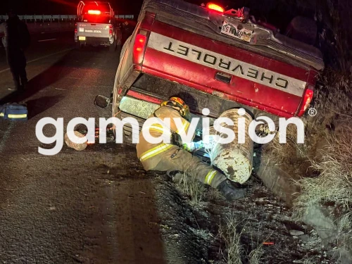 Conductor lesionado tras chocar contra poste en Monterrey - Ciudad de Noche