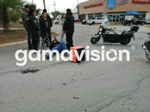 Conductor se pasa la señal de alto y embiste a motociclista en Apodaca