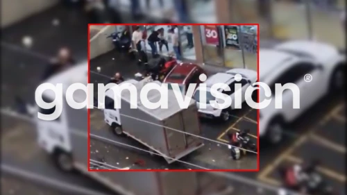 VIDEO: Cae auto desde el tercer piso de un edificio en Colombia