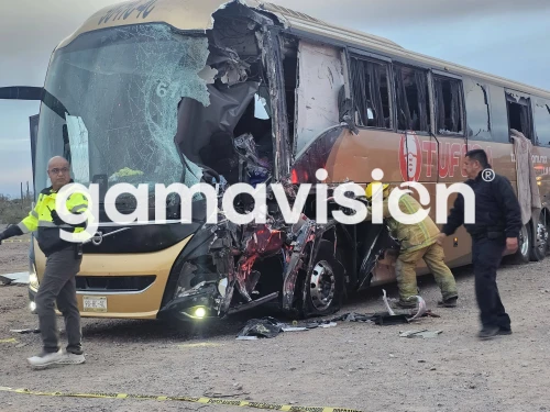 Mueren 5 personas tras choque de autobús con tráiler en Sonora