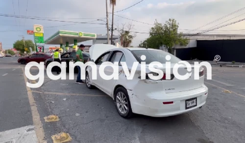 Conductor pierde control de auto y choca contra puente en Monterrey