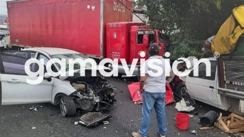 Camión se queda sin frenos e impacta a más de 10 vehículos en Acapulco ...