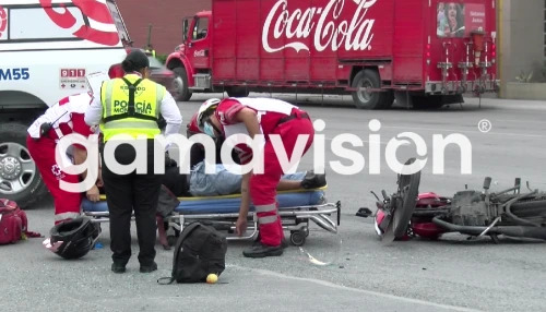 Motociclista herido tras chocar con camioneta en Monterrey